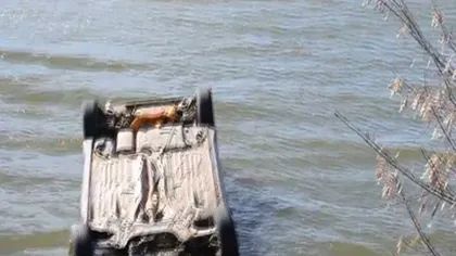 Accident spectaculos în Suceava. O maşină a ajuns în apă după ce şoferul a pierdut controlul volanului
