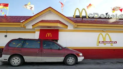 Un puşti de opt ani şi-a dus sora la McDonald's cu maşina. A învăţat să conducă pe Youtube