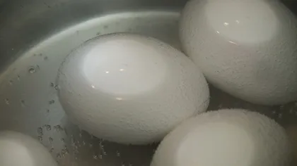 Nu mai arunca apa în care fierbi ouăle. Are beneficii neştiute