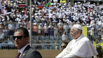 Papa Francisc a oficiat sâmbătă o slujbă în faţa a zeci de mii de credincioşi pe un stadion din Cairo