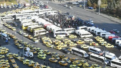 Protestul transportatorilor s-a încheiat. Ce au obţinut taximetriştii. Circulaţia a fost reluată în Piaţa Victorie UPDATE