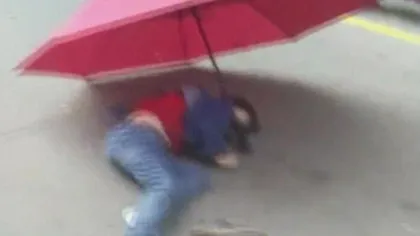 Un băieţel s-a aruncat de pe bloc cu o umbrelă pe post de paraşută. Motivul său ar trebui să-i pună pe gânduri pe toţi părinţii