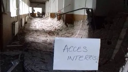Tavanul de la ultimul etaj al şcolii 141 din Bucureşti s-a prăbuşit VIDEO