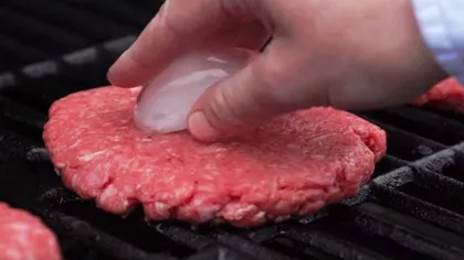 A pus gheaţă pe carnea pentru burgeri în timp ce se afla pe grătar! Vei încerca şi tu acest truc imediat!
