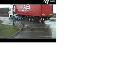 Autoturism acroşat şi târăt de un camion, în Marea Britanie VIDEO