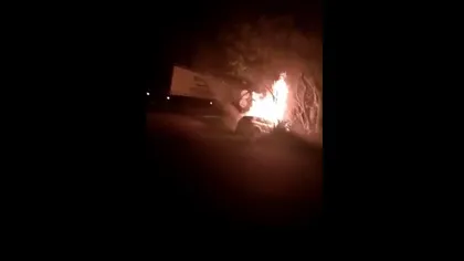 Maşină în flăcări după impact cu un tir