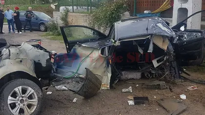 ACCIDENT SPECTACULOS. Doi tineri au scăpat nevătămaţi după ce maşina lor s-a rupt în două