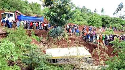 35 de persoane, dintre care 32 de elevi, au murit în Tanzania, după ce microbuzul în care se aflau a căzut într-o prăpastie FOTO