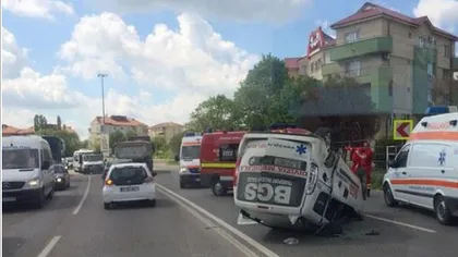 Ambulanţă în misiune, răsturnată în Constanţa. Cinci persoane au fost rănite
