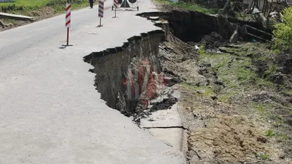 Alunecări de teren în zona Huşi. Un drum judeţean s-a surpat