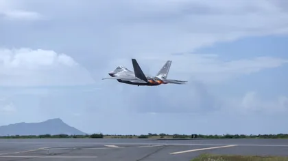 Cursă a companiei aviatice American Airlines, escortată de avioane militare după un incident la bord