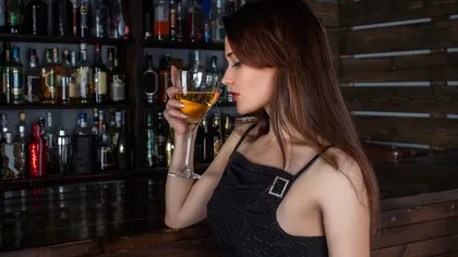10 lucruri pe care să nu le faci NICIODATĂ când mergi într-un bar!