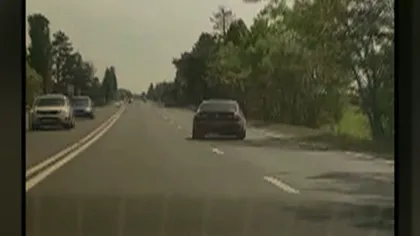 Imagini şocante în trafic. Un şofer conduce nebuneşte pe contrasens, un pieton se aruncă în faţa maşinilor