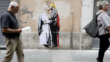 Papa Francisc, sărut pasional cu Donald Trump pe zidurile din apropierea Vaticanului VIDEO
