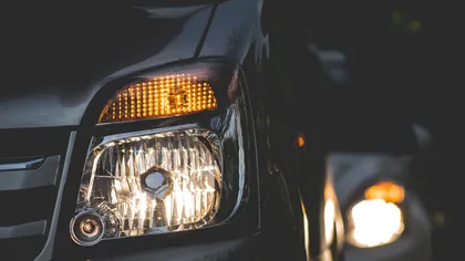 Cum te poate afecta lumina de la farurile maşinii, în funcţie de vârstă