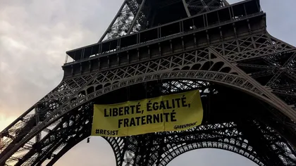 Organizaţia Greenpeace a desfăşurat un banner pe Turnul Eiffel cu mesaje împotriva Frontului Naţional