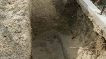 Bătrâna care şi-a îngropat băiatul mort în curtea casei, dezvăluiri cutremurătoare. 