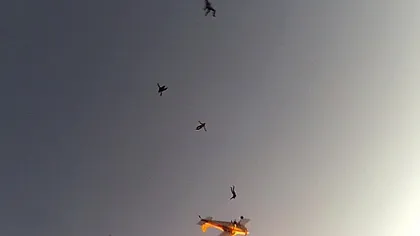 Două avioane pline cu paraşutişti s-au ciocnit în aer. Momentul, surprins de camere VIDEO