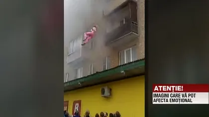 Un tată şi-a aruncat copiii de la fereastră în timpul unui incendiu VIDEO