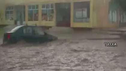 FURTUNILE au făcut prăpăd în ţară: Maşini luate de viituri, grindină, ploi torenţiale VIDEO