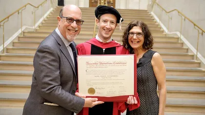 Mark Zuckerberg a primit o diplomă la Harvard, la 12 ani după ce a renunţat la cursurile universitare