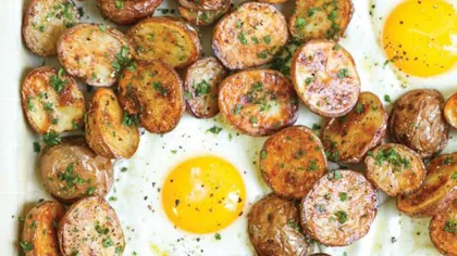 Mic dejun cu ou şi cartofi, la cuptor