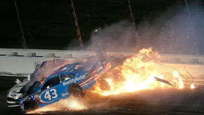Accident teribil în cursa NASCAR! Maşina americancei Danica Patrick s-a făcut praf VIDEO
