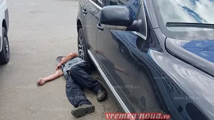 Un gropar beat mort a căzut adormit sub o maşină. Incredibil ce a făcut proprietarul autoturismului VIDEO