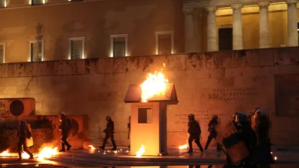 Parlamentul Greciei a adoptat noile măsuri de austeritate. Ciocniri violente în Atena, între protestatri şi poliţie