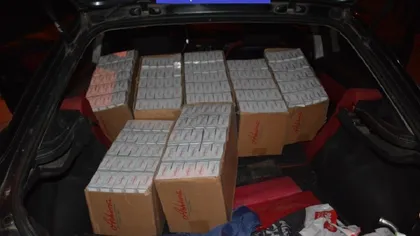 Peste 90.000 de ţigarete de contrabandă şi două autoturisme, confiscate de poliţişti