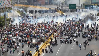 MARŞUL RAHATULUI în Venezuela. Proteste cu cocteil de FECALE, după tehnica Poopootov GALERIE FOTO