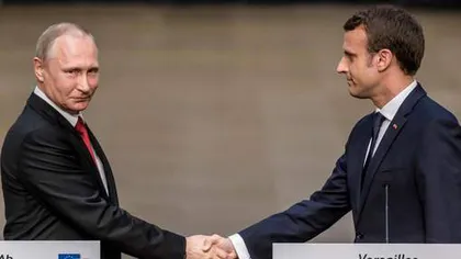 Cum s-a impus Macron în faţa lui Putin: Strângerea de mână, de 7 secunde, spune totul GALERIE FOTO