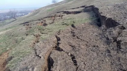 Alunecare de teren Alunu, Vâlcea: Masele de steril au ajuns la 32 metri de un drum judeţean şi la 110 metri de Olteţ