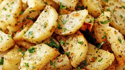 REŢETA ZILEI: Cartofi noi cu usturoi şi parmezan la tuci
