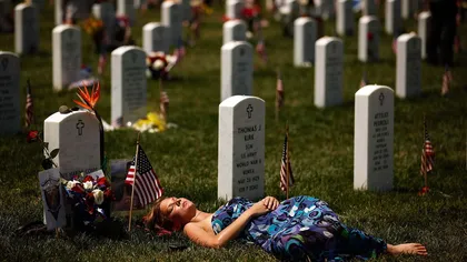 Soţul ei a murit în Afganistan şi a fost îngropat cu onoruri militare. După înmormântare, i-a deschis laptopul şi a rămas şocată