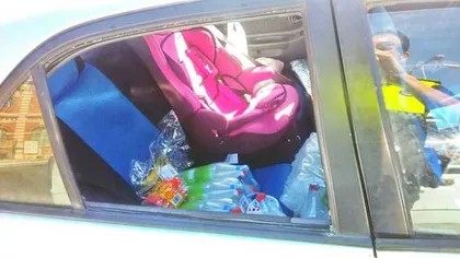 Copilă abandonată de mama în maşina parcată în soare