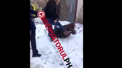 O copilă de 17 ani, bătută cu bestialitate de o altă fată. Scuipată, lovită fără milă şi călcată pe cap, fără ca cineva să intervină