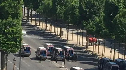 Alertă teroristă pe Champs Elysee. O parte a bulevardului a fost evacuată, atacatorul a murit UPDATE