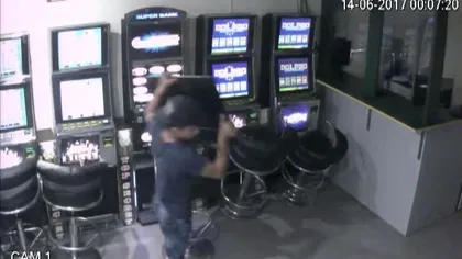 Un minor, filmat în timp ce fură televizoare dintr-o sală de jocuri VIDEO