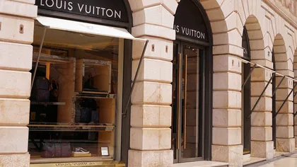 The Guardian: Locul din România unde Louis Vuitton îşi fabrică pantofii 