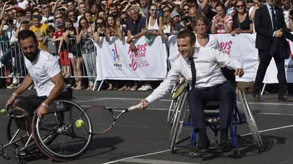 Emmanuel Macron a jucat box şi tenis în scaun cu rotile. Imagini inedite cu preşedintele Franţei VIDEO