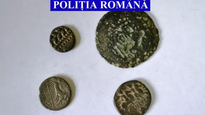 Patru monede antice, recuperate de poliţiştii din Hunedoara