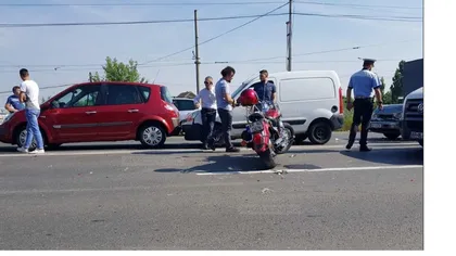 Cinci autoturisme şi o motocicletă, implicate într-un accident în lanţ. MOTOCICLISTUL a zburat peste două maşini, după impact