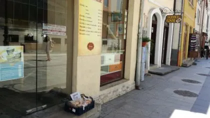O patiserie donează produsele nevândute persoanelor nevoiaşe! Mâncarea este lăsată pe pragul uşii cu mesajul: 