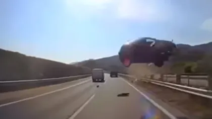Şi-au văzut moartea cu ochii! O maşină a căzut peste un autocar plin cu turişti VIDEO