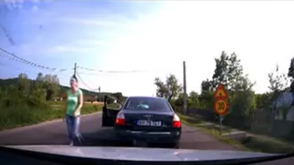 Şoferiţă recalcitrantă, filmată în trafic. Femeia a sărit la bătaie la un şofer!