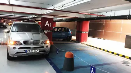 Şoferiţa unui BMW a blocat două locuri de parcare destinate persoanelor cu handicap pentru a fi mai aproape de intrarea în mall