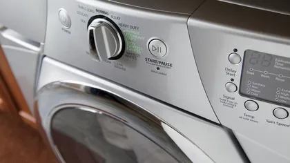 Cinci ingrediente banale care fac minuni în maşina de spălat. Vei renunţa la produsele scumpe din comerţ