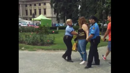 Anchetă la Ploieşti după ce o tânără care circula fără bilet de autobuz a fost încătuşată de poliţiştii locali VIDEO