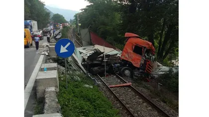 Circulaţie feroviară a fost reluată în judeţul Vâlcea, unde un tir a derapat şi a căzut pe calea ferată UPDATE